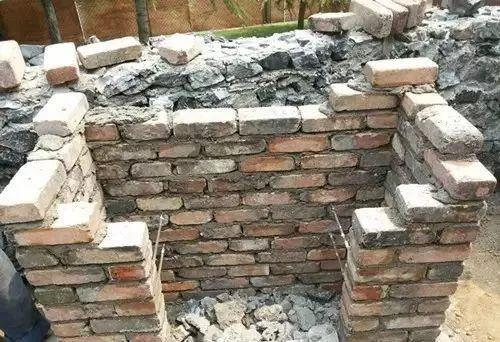 步骤一:用耐火砖砌筑壁炉炉体.