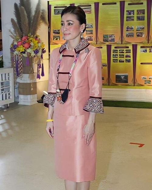 苏提达连发四连拍美照心情大好!穿粉色太显嫩,诗妮娜还是没能赢