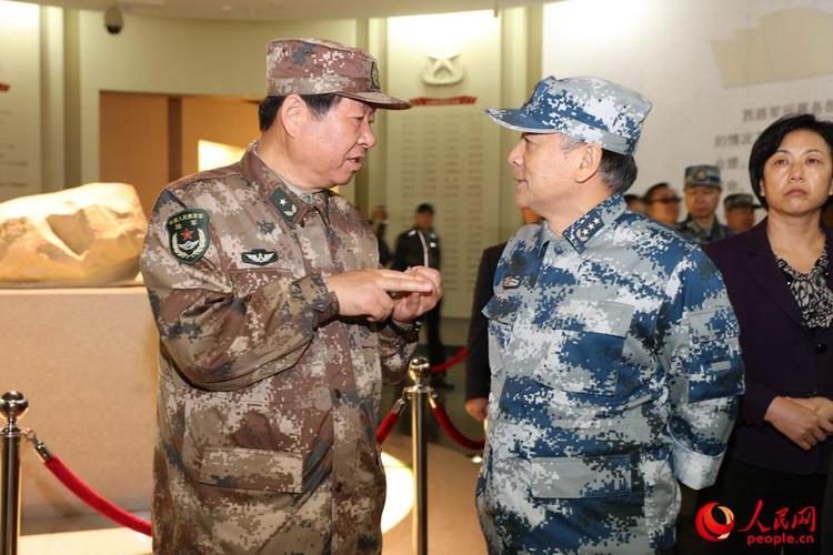 参观间隙,兰州军区善后办副主任李建印与国防大学政委刘亚洲互相交流.