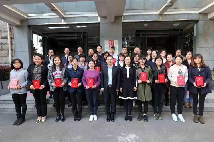 他以校为家,率先垂范,用行动感召师生,让颛桥