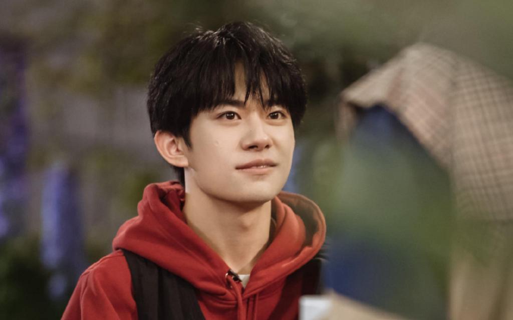 小鲜肉易烊千玺红色帽衫帅气休闲写真,高清壁纸图片