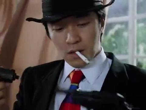 星爷的枪太奇怪了,美女试枪都崩溃了|周星驰|太奇怪了