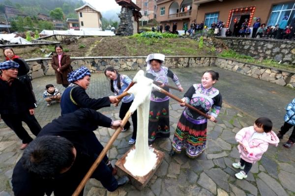 布依族三月三歌舞糠包迎客来