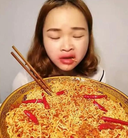 美女模仿大胃王吃火鸡面,在看到她的嘴后,网友:心疼?