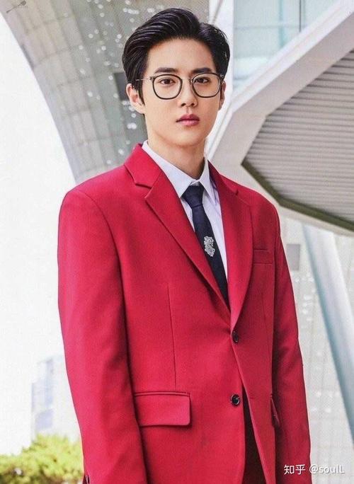 有没有exo五巡的红西装图片?