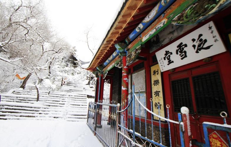  p>泛雪堂位于吉林北山公园东峰半山腰处,南居峭壁,北临山道,由青砖