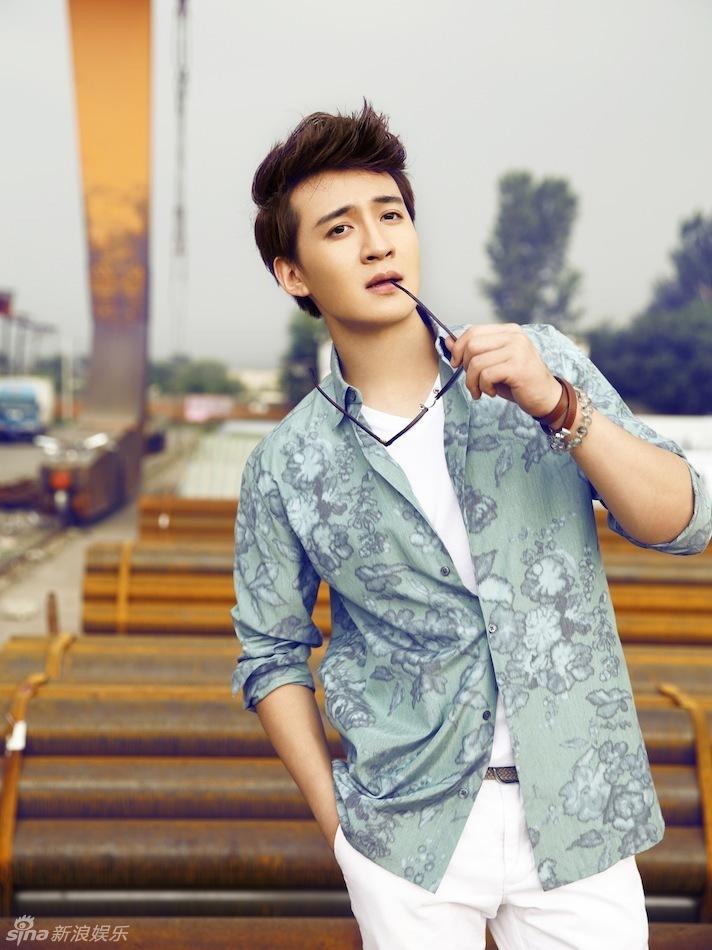 盛冠森清爽写真嗨翻盛夏 潮男范儿十足
