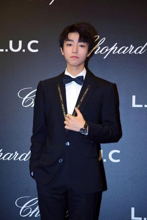 王俊凯精致表盘搭以优雅西服,翩翩少年演绎独一份的专属年轻绅士的