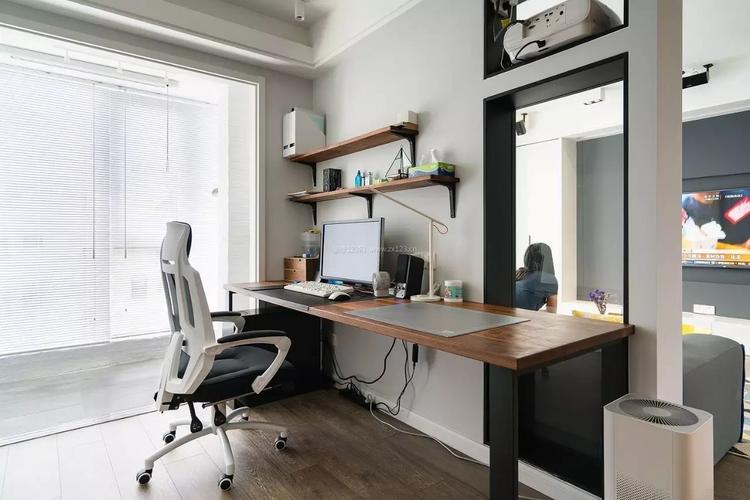 在电脑桌的摆放上也有很多讲究,摆放好对书房风水有好的影响,摆放不