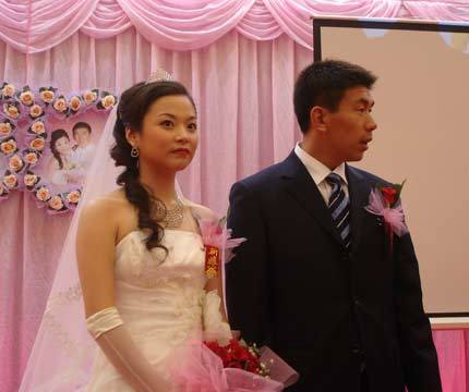 图文:李佳军婚礼 二位新人甜蜜的站在一起