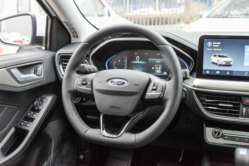 2021款福特福克斯操控运动内饰科技感提升