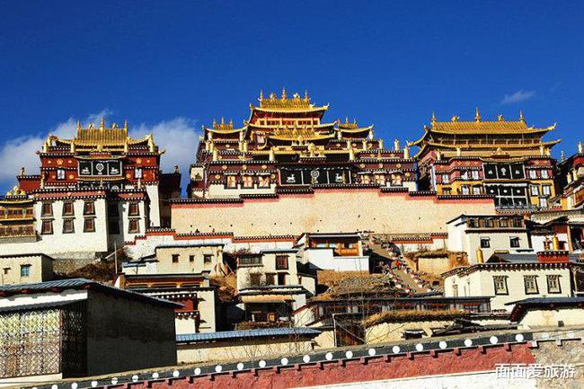 噶丹松赞林寺云南规模最大藏传佛教寺院有小布达拉宫之称
