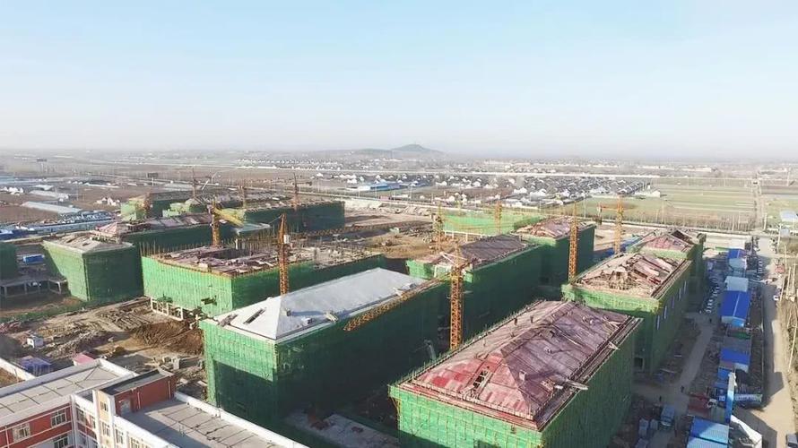 安丘市弘毅中学新校区位于央赣路以东,红军小学以西,南苑路以北,占地