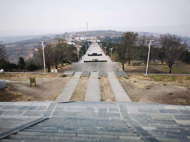 参观汉高祖和吕后长陵,唐高宗和武则天合葬墓乾陵,唐太宗昭陵等墓.