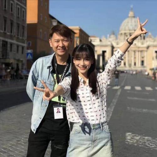 白百何张思麟与朋友聚餐,带着疑似二胎及长子元宝,全家其乐融融