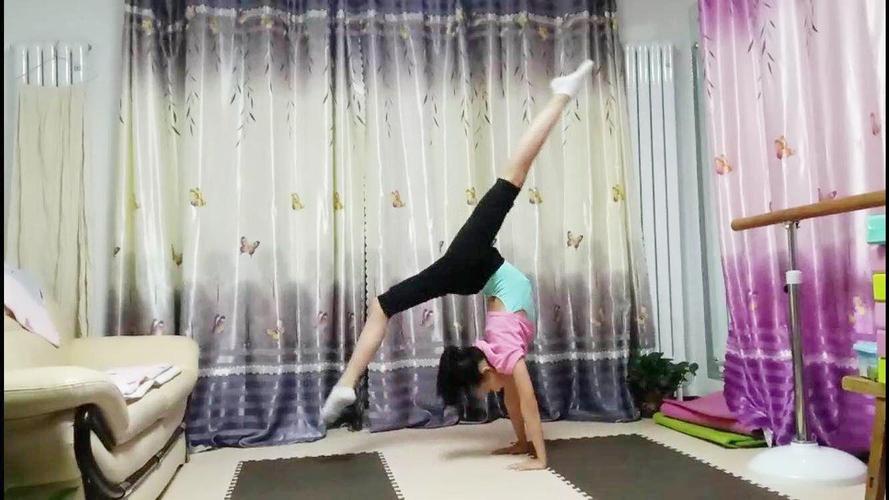 你会舞蹈基本功-后桥吗?艺校武功课基本动作,看小妞是怎么练习