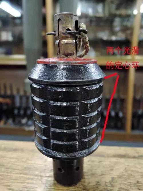 日军手雷扔之前为啥在钢盔上磕一下?跟中国木柄雷比怎么样?