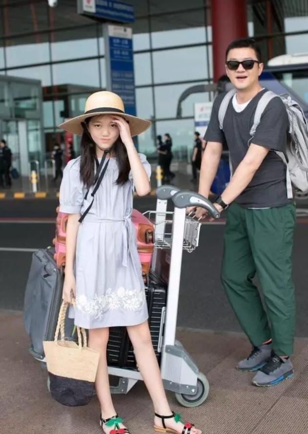 李嫣留学晒近照才13岁衣品就这么拔尖好气质不输老妈王菲