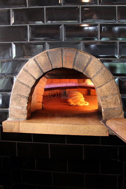 在砖砌烤炉烤制的面包