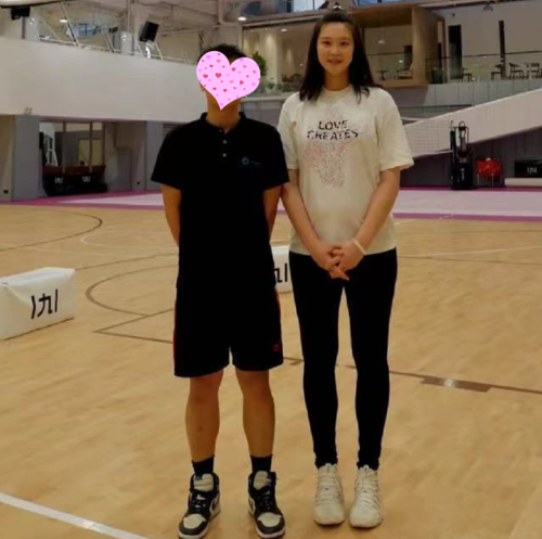 惠若琪孕肚明显不休息,亲下场示范打球要领,曾被嘲"吃