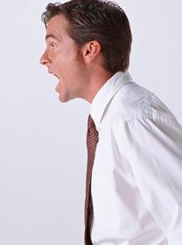 白衬衣带领带张嘴大喊的外国男人