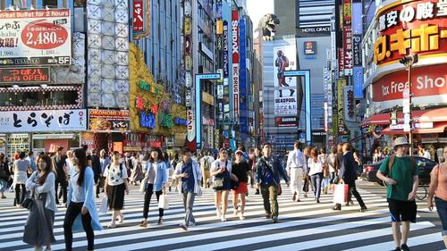 日本东京新宿街人群横穿马路