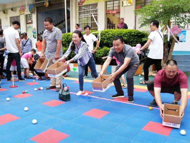 投球——亲子相互协作完成投球,这样的亲子合作游戏更能促进大朋友小