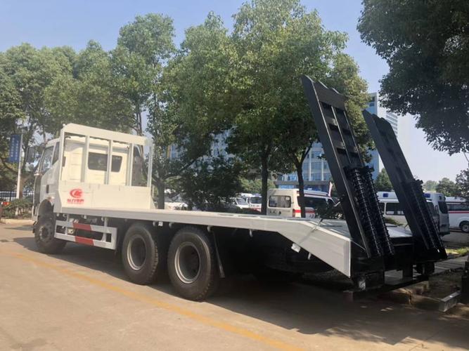 东风 后八轮挖掘机平板车 大型挖掘拖车 加液压爬梯