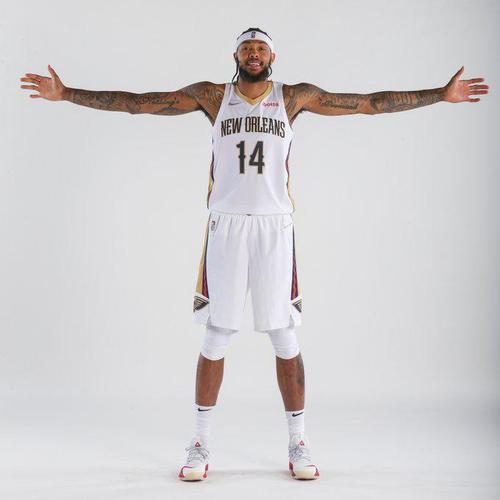 满脸微笑!鹈鹕官方晒英格拉姆定妆照与球迷分享