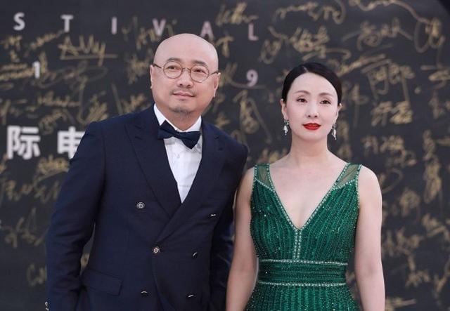 徐峥夫妇恩爱同框,陶虹穿深v礼服很羞涩,光头老公插兜