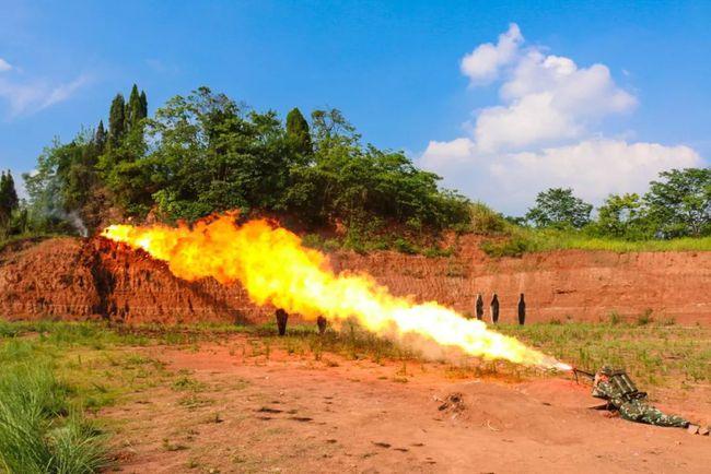 步兵战场上最恐惧的武器使用时堪比美国大片火龙腾飞