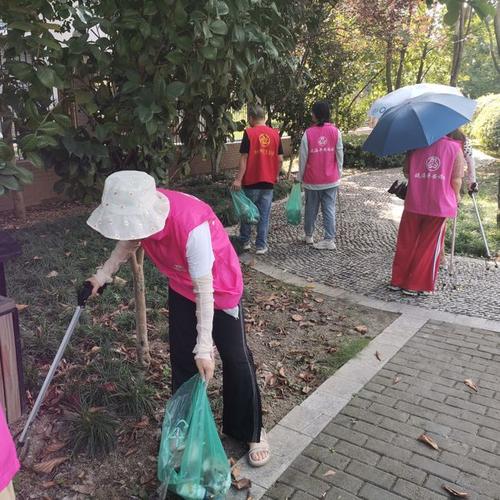 西湖社区:我为群众办实事之垃圾清理我先行