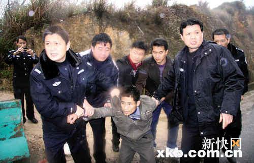 "脚镣逃犯"陈洪周落网 妻子带路抓丈夫(组图)