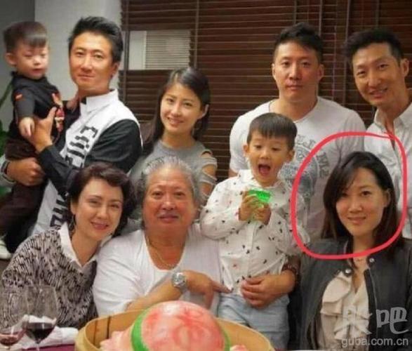 67岁洪金宝近照,摆脱轮椅抱53岁混血娇妻!35岁女儿至今无人敢娶