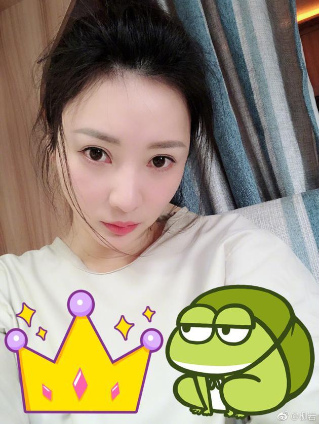 柳岩自拍双颊粉嫩自侃图已p过 化身标题党超会玩