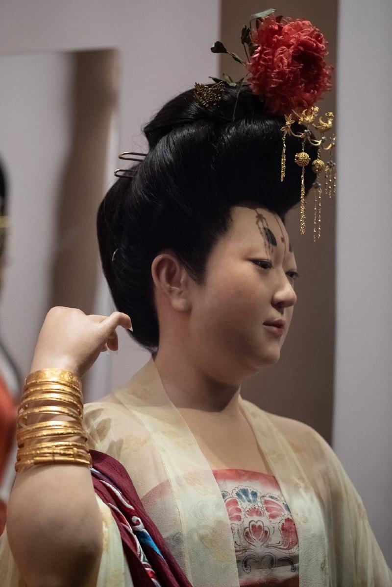 穿汉服去国博看服饰大展历代时尚潮流与审美大有讲究