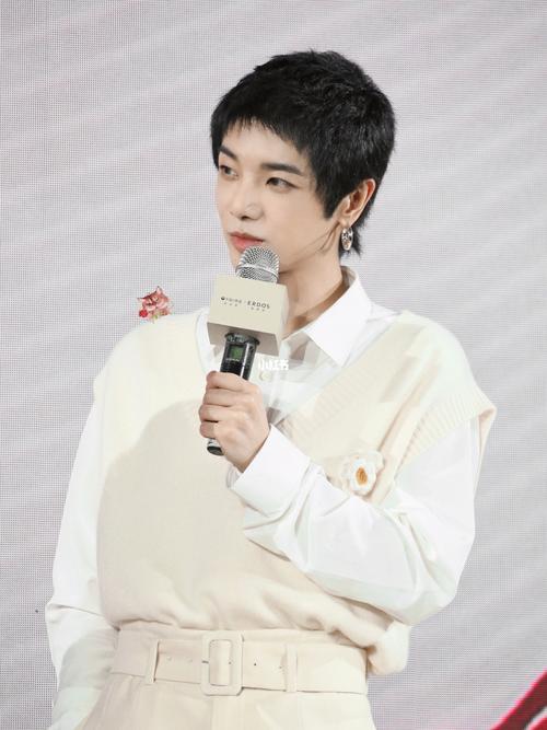 眼睛好像perper!_猫猫_华晨宇_娱乐_明星