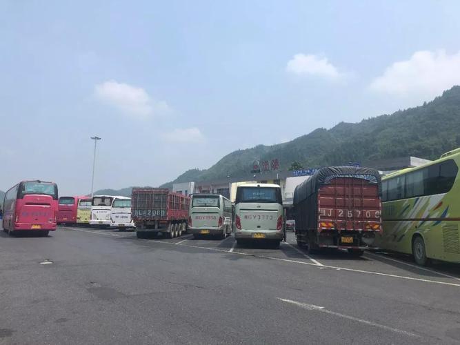 沅陵服务区位于杭瑞高速1140公里处,距离县城所在的沅陵收费站18公里