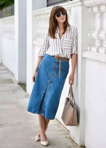 选一双 高跟鞋来搭配牛仔长裙,女人味十足.