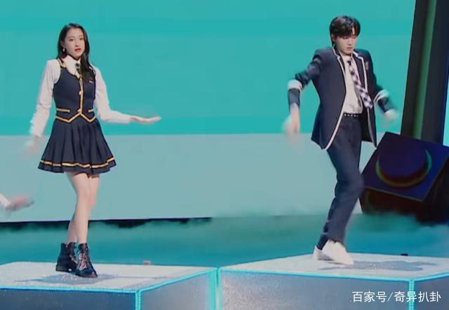 关晓彤在宋亚轩面前乱晃,却忘了自己穿的短裙,男方