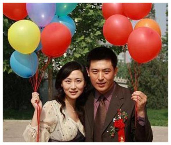 春晚知名小品演员孙涛,为何红了25年没绯闻?看他老婆是谁就知道