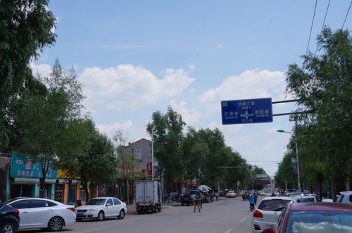 涞源是个贫困县,四面环山,县城里也没什么高楼,但空气好呀,县城一景