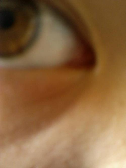 我的眼睛 无意中拍到的 这是琥珀色吗