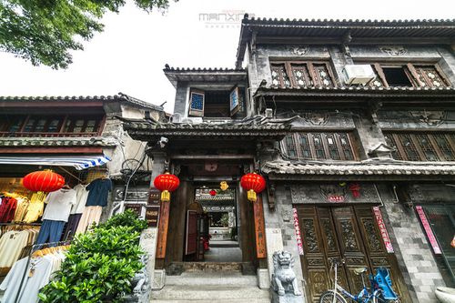就好……看着白族民居经典的雕栏,天井,椽头,体验一下大理人家的生活