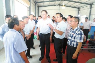 在随后召开的座谈会上,王凤翔等人观看了郭村镇镇情概况专题片