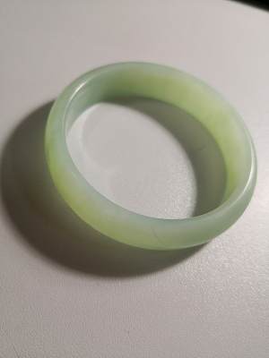 岫玉手镯一件内径约6cm带证书带锦盒