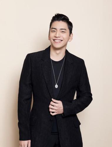 王大陆这风衣好拉风,但是好像暴露了他的真实身高,竟然有181