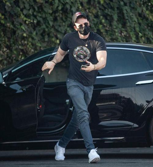 muscle桃克里斯埃文斯现身诊所倒三角身材绝