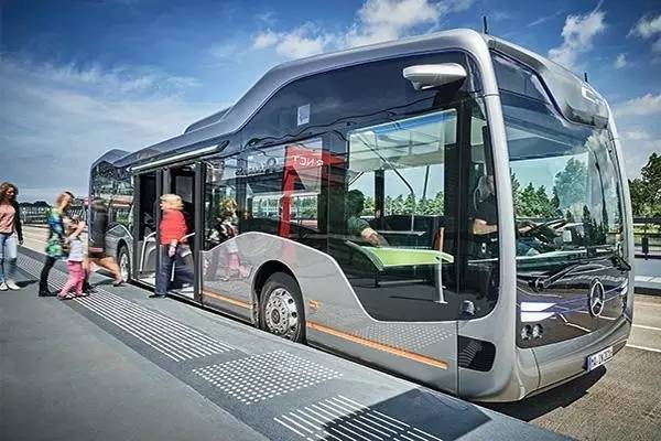 乘客与future bus 所以,如果要让市区内的公交车也用上自动驾驶,那