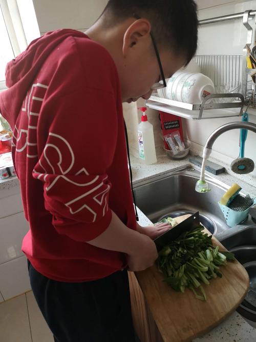 切菜还是有点生疏啊,证明帮妈妈做饭太少了,以后有时间我要经常练习.